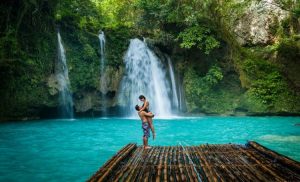 Lovers rafting in Kawasan Falls in Badian - Cebu Tours