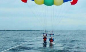 Lovers landing on parasailing in Mactan